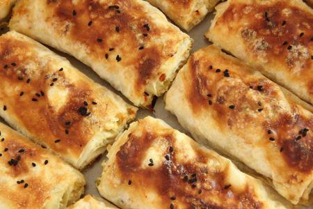 Auch an der Döner-Bude gibt es eine Alternative: Spinat-Börek. Das Blätterteig-Gebäck ist mit dem vitaminreichen Gemüse gefü...