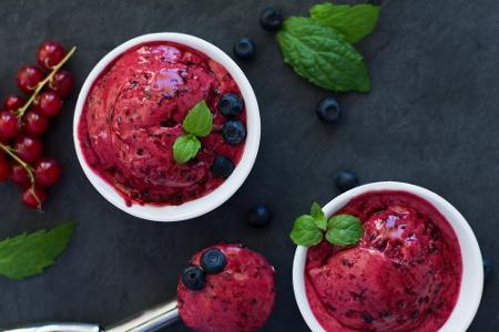 Im Sommer ein kühles Eis? Geht! Sorbet wird aus gefrorenem Fruchtsaft, Fruchtpüree und Zucker hergestellt. Gibt es mittlerwe...