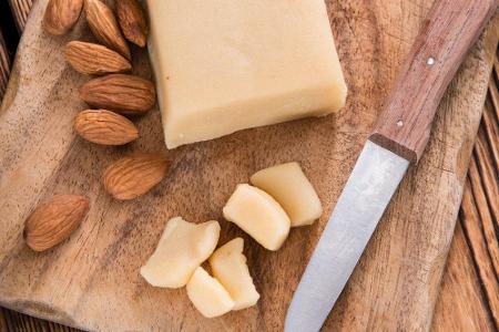 Noch eine Süßigkeit, die meist vegan ist: Marzipan. Denn die Süßware besteht normalerweise nur aus gemahlenen Mandeln, Zucke...