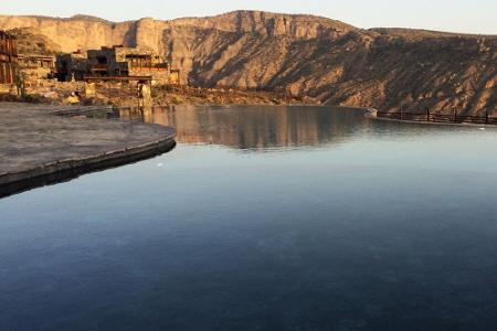 Karge Landschaft mit Farbenspielen im Oman