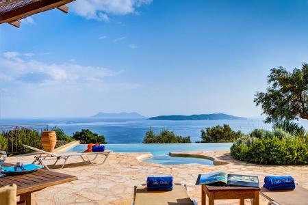 Der Pool der Villa Antoli auf den Ionischen Inseln scheint förmlich im griechischen Meer zu versinken. Ganz praktisch, wenn ...