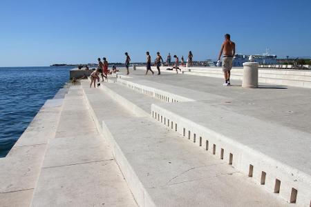 Gleichzeitig hat Kroatien auch herrliche Städte an der Küste. In Zadar sind die einzigen Meeresorgeln der Welt zu beobachten...