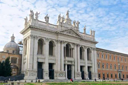 In Rom gibt es viele Kirchen zu bestaunen. Eine davon ist die Basilica San Giovanni in Laterano. Die Bischofskirche ist die ...