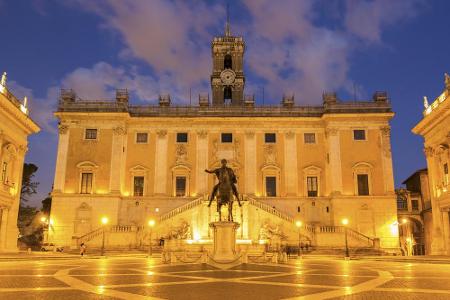 Der zentrale Platz Roms ist die Piazza del Campidoglio. Sein Aussehen verdankt der Platz den Ideen von Michelangelo. In der ...