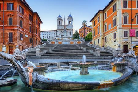 Die Piazza di Spagna mit ihrer berühmten Spanischen Treppe liegt im Zentrum der Stadt. Heutzutage befinden sich rund um den ...