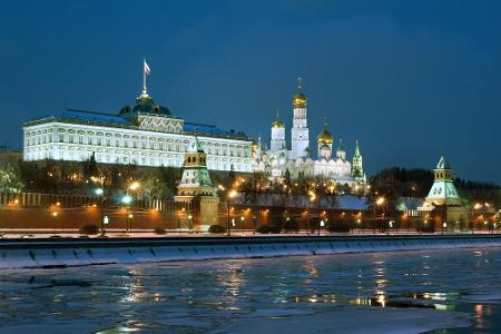 Der Kreml, die russische Machtzentrale, liegt direkt an der Moskwa. Im Winter ist der Fluss gefroren und der Amtssitz des Pr...