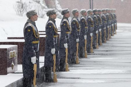 Strammstehen müssen die Soldaten, die den Kreml bewachen, auch bei eiskalten Witterungen. Stundenlang harren sie bei Schnee ...