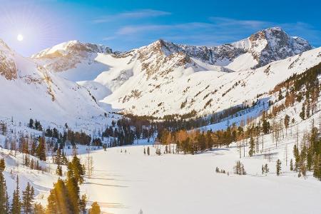 Nein, dieses Bild stammt weder aus Österreich noch aus der Schweiz, sondern vom Altai Gebirge. Es ist ein 2.100 Kilometer la...