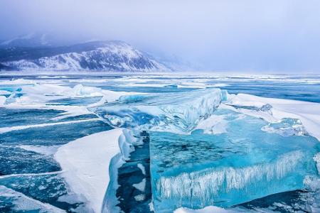 Der mit 1.642 Metern tiefste See der Welt liegt in Sibirien. Der Baikalsee, seit 1996 auch UNESCO Weltnaturerbe, ist im Wint...