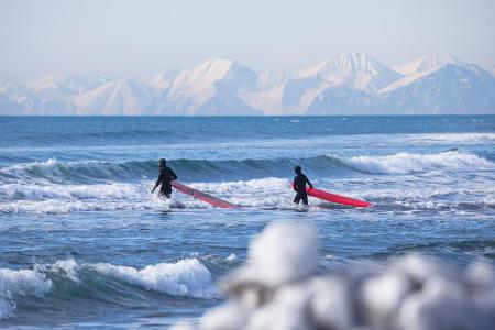 Surfen bei über 30 Grad auf Hawaii, das kennt wohl jeder. Aber Surfen bei Minusgraden auf der Halbinsel Kamtschatka? Davon h...