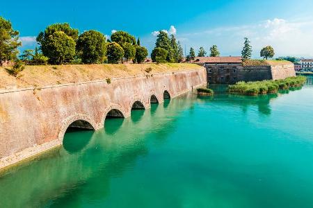 Das historische Stadtzentrum Peschiera del Gardas ist von venezianischen Mauern aus dem 16. Jhdt umgeben