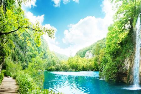 Der größte Nationalpark Kroatiens sind die Plitvicer Seen. Sie gehören zum UNESCO-Weltnaturerbe und locken jedes Jahr über e...