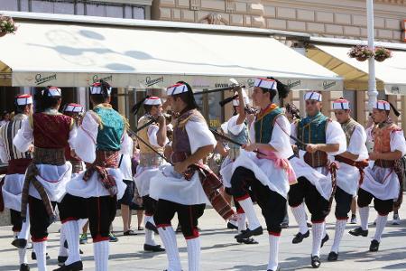 Auf der Insel Korcula findet im Sommer jede Woche der traditionelle Schwerttanz statt. Trommel und Dudelsäcke begleiten musi...
