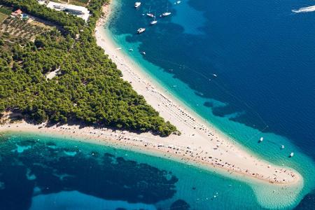 Der Zlatni Rat (das goldene Horn) ist eines der Lieblingsstrände der Kroaten. Es befindet sich auf der Insel Brac in der Näh...