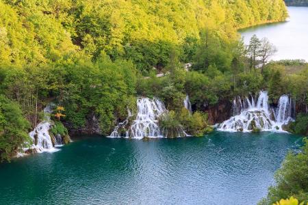 Der Nationalpark Plitvicer Seen ist mit über 296 Quadratkilometern der größte Nationalpark Kroatiens. Es gehört dem UNESCO-W...