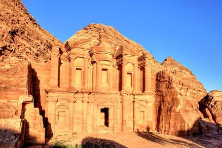 Eine der ältesten Siedlungen im Nahen Osten ist Petra, die Stadt im Felsen. Ihre Wurzeln gehen auf über 9000 Jahre v. Christ...