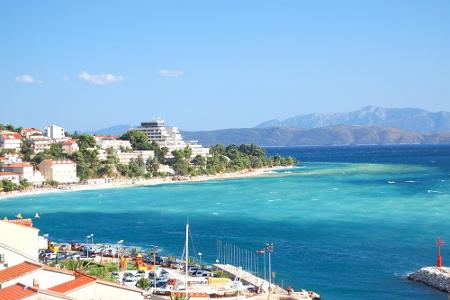 An der Makarska Riviera liegt auch Podgora. In dem Badeort warten 6.000 Betten auf sonnenhungrige Touristen. Das sind drei M...