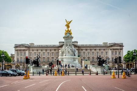 Im Buckingham Palace residiert Queen Elisabeth II. mit ihrem Gatten Prinz Philip. Der Palast ist nicht nur ein Anziehungspun...