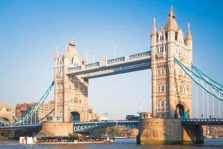 Die Tower Bridge ist eine 1894 im neugotischen Stil eröffnete Klappbrücke an der Themse. In 43 Metern Höhe hat die Tower Bri...