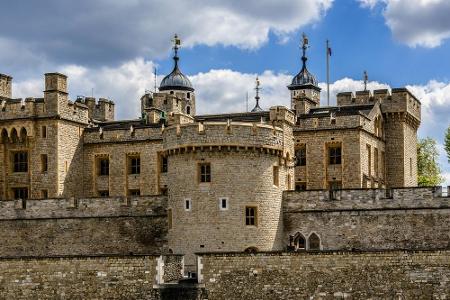 Mit über 900 Jahren gehört der Tower of London zu den ältesten Gebäuden der Stadt. Die Ringburg hat zwei Festungsringe und d...