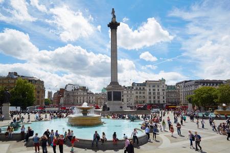 Der Trafalgar Square ist der größte öffentliche Platz in London. Neben zwei Brunnen ist vor allem das Denkmal zu Ehren von A...