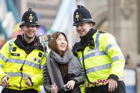 Nicht nur Sehenswürdigkeiten, auch die Polizisten von London sind bei Touristen sehr gefragt. Die sogenannten Bobbys sind tr...