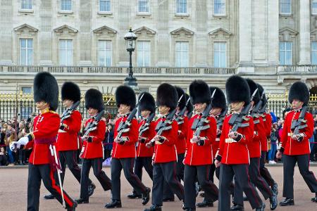 Die Grenadier Guards sind eines der fünf Leibregimenter der britischen Monarchen. Sie nehmen alljährlich zur Ehren des Gebur...