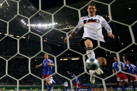 Mit guten Auftritten und Toren trug Schweinsteiger 2009 dazu bei, dass das deutsche Team sich für die Weltmeisterschaft 2010...