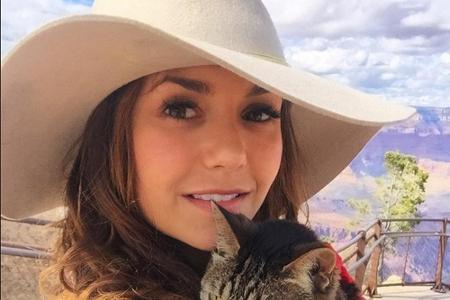 Nina Dobrev (26) setzte für ihren Trip zum Grand Canyon auf einen beigen Schlapphut aus Filz. Durch den winterlichen Stoff i...