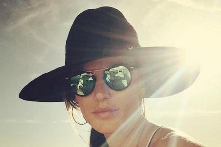 Auch das brasilianische Model Alessandra Ambrosio schützt ihr Gesicht gerne mit einer Kopfbedeckung vor der Sonne. Ihre Wahl...