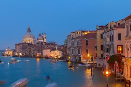 Ein singender Gondoliere, eine gemütliche Gondola und die Liebste im Arm - kaum ein Ort ist romantischer als Venedig.