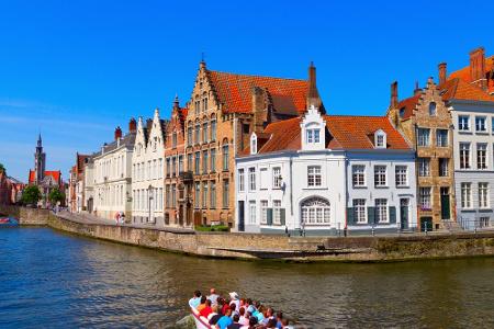 Brügge im Norden Belgiens ist wegen seiner vielen Kanäle und der Braukunst bekannt, aber auch wegen der Romantik. Malerische...