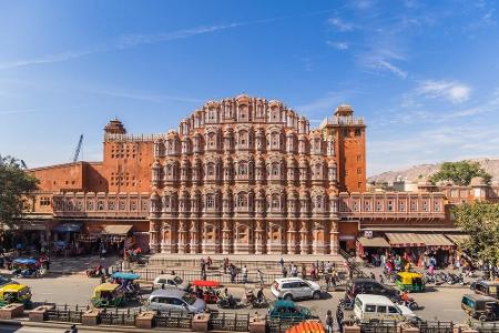 Der Palast der Winde im indischen Jaipur ist eine der Hauptattraktionen der Stadt, die es in Asien auf Platz eins der romant...