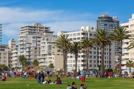 Kapstadt folgt gleich hinter Marrakesch. Die zweitgrößte Stadt Südafrikas hat mit der Sea Point Area einen wahrlich zauberha...