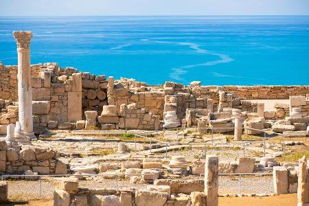 Meer und Geschichte - auf Zypern können Urlauber viele historische Monumente und Ausgrabungen bewundern