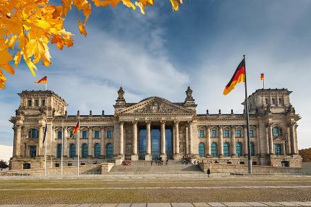 Das Reichstagsgebäude strahlt auch im Herbst