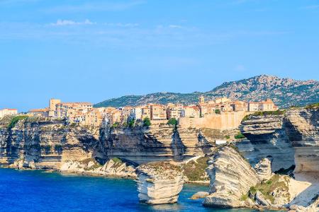 An der südlichen Spitze Korsikas liegt Bonifacio. Neben wunderschönen Stränden und einer beeindruckenden Berglandschaft ist ...