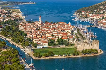Seit 1997 gehört Trogir zum UNESCO-Weltkulturerbe. Die Kleinstadt in Kroatien liegt auf einer Insel, die nur mit einer Stein...