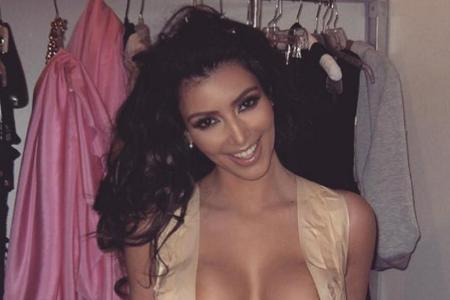 Ein Schlag für die BH-Industrie: Kim Kardashian schwört auf Klebeband