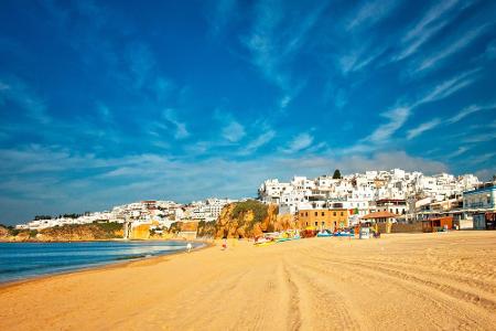 ALBUFEIRA: An der Südküste Portugals scheint der Sommer niemals zu enden. Die endlosen Strände der Algarve laden zu ausgedeh...