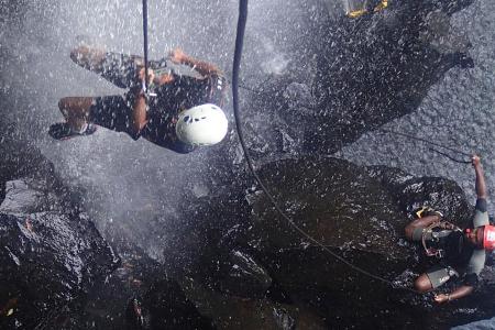 Abseilen im Wasserfall beim Canyoning im Gebiet von Black River