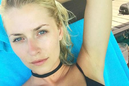 Lena Gercke hat ein Selfie von oben auf ihrem Liegestuhl im Urlaub gepostet.