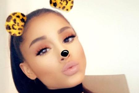 Ariana Grande benutzt gerne die Snapchat-Filter für Selfies. Die verändern zum Beispiel ihre Augenfarbe oder fügen Leoparden...