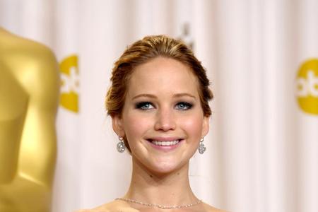 Der gewonnene Oscar zauberte Jennifer Lawrence ein Lächeln ins Gesicht und machte ihre Beine weich