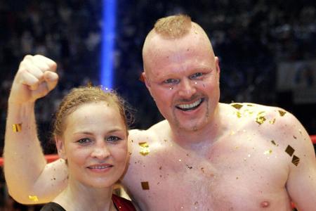 2007 ließ er sich von Boxweltmeisterin Regina Halmich (38) die Fresse polieren. Siegen konnte er hier zwar nicht, aber Spaß ...