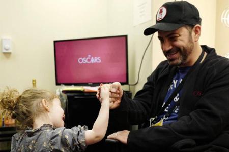 Moderator Jimmy Kimmel ist bereit für die Oscars - Töchterchen Jane macht ihm mit mit dem Handschlag noch einmal Mut!