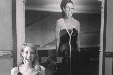 Emma Roberts hatte hingegen Spaß vor einem riesigen Plakat ihrer Tante Julia Roberts zu posieren.