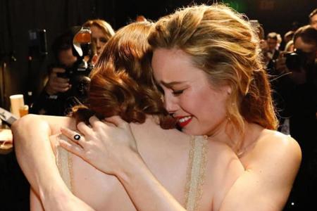 Oscar-Preisträgerinnen unter sich: Brie Larson freute sich backstage mit ihrer guten Freundin Emma Stone. Auf beiden Seiten ...