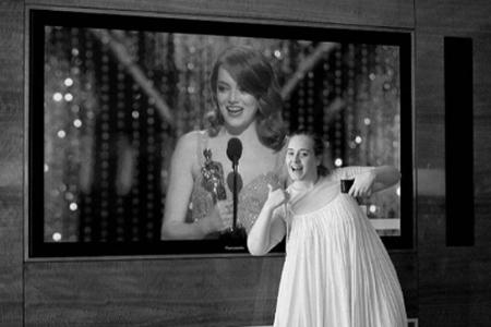 Auch Sängerin Adele war ganz begeistert, dass ihre Freundin Emma Stone gewonnen hat. Sie posierte vor ihrem riesigen Fernseh...