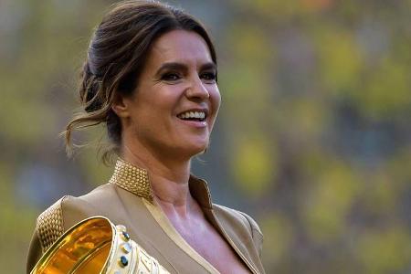 Katarina Witt mit dem DFB-Pokal beim Finale 2017 in Berlin